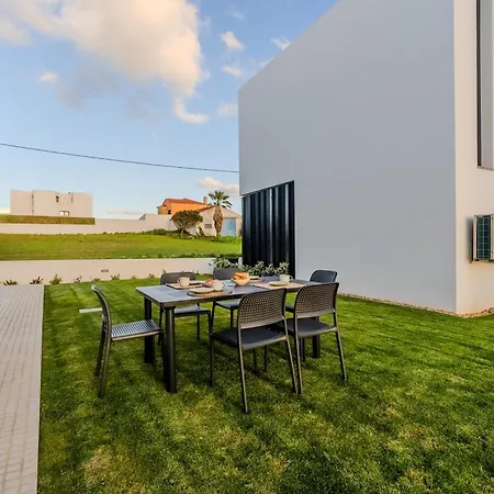 Sony - Quaint By The Ocean With Pool